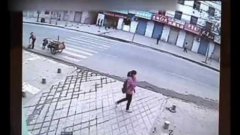 Taxi Driver Saves Girl Who Falls Through Weak Pavement