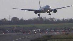 Emirates 777 Jumbo Jet aborts landing due to high winds