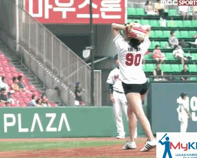 Korean taekwondoist Tae-Mi threw out the first pitch