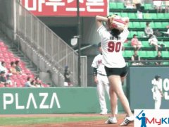 Korean taekwondoist Tae-Mi threw out the first pitch