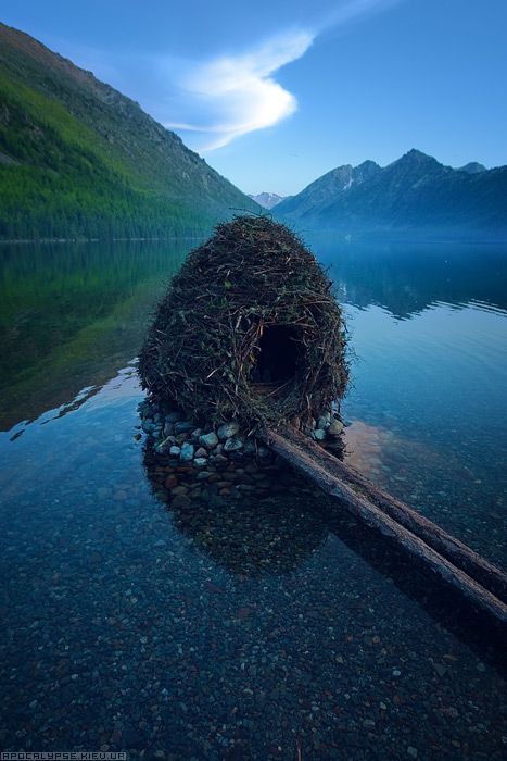 Little nest house in a remote lake in the Altai
