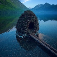 Little nest house in a remote lake in the Altai