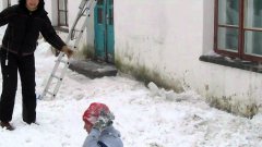 Clearing roof from snow avalanche takes man down