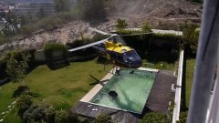 Fire-helicopter takes water from swimming pool to fight fire