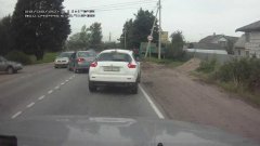 Russian driver smashes phone of inattentive driver