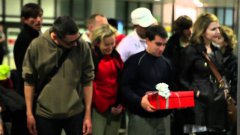 SpanAir Gives Christmas Presents To Passengers On Luggage