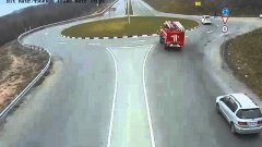 Russian fire truck vs roundabout
